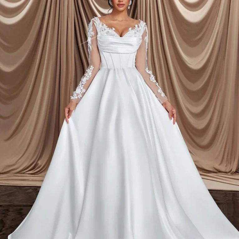 Vestido de novia de satén con apliques en mangas y cierre de corsé