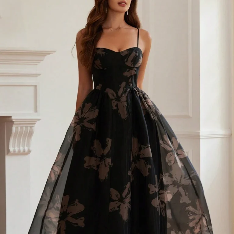 Vestido de coctel de tirantes finos falda amplia
