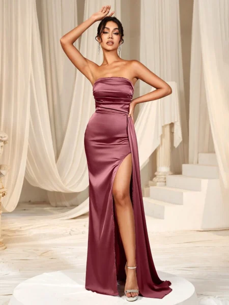 Vestido largo de saten con corsé y abertura en muslo