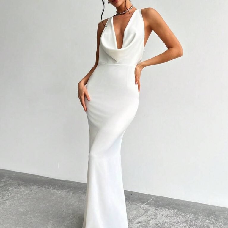 Vestido estilo sirena con escote profundo fruncido y espalda descubierta