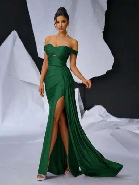 Vestido hombros caídos con escote cruzado y abertura lateral