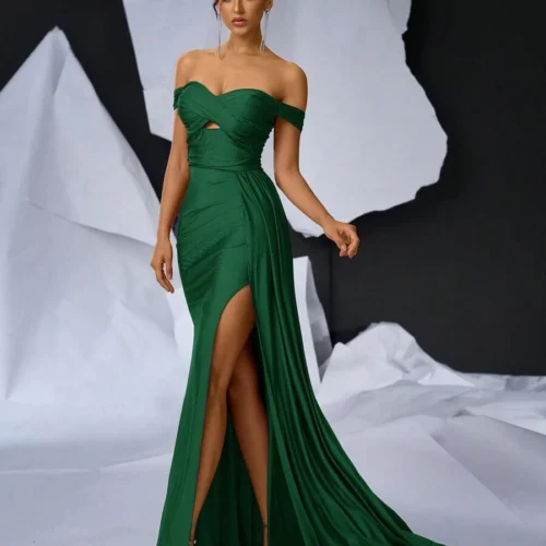 Vestido hombros caídos con escote cruzado y abertura lateral