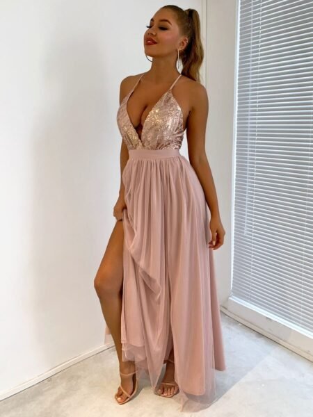 Vestido de tul con lentejuelas y aberturas frontales