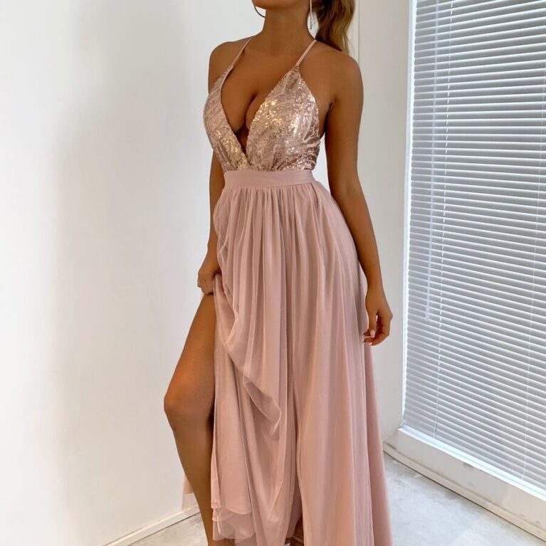 Vestido de tul con lentejuelas y aberturas frontales
