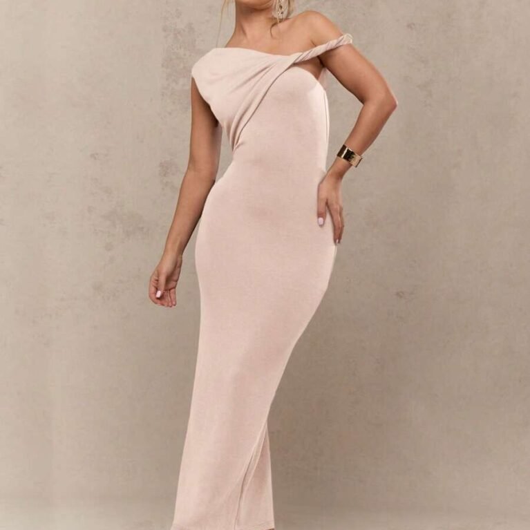 Vestido largo ajustado de hombros asimétricos sin mangas