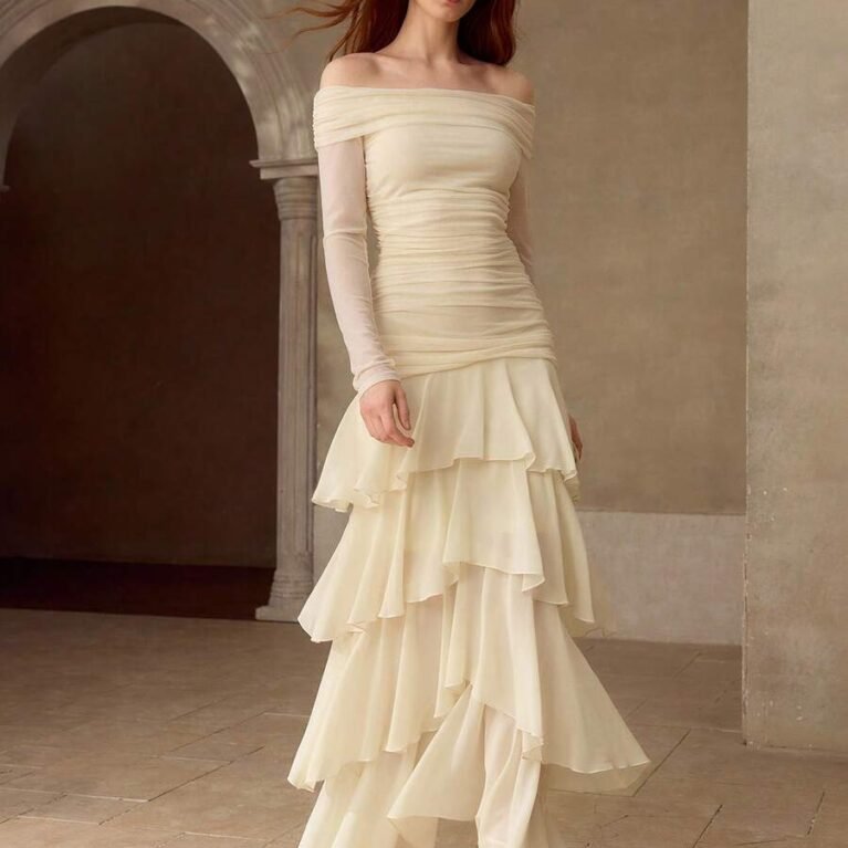 Vestido de hombros decubiertos ajustado con vuelos