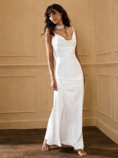 Vestido de satén estilo sirena con espalda baja con cadenas