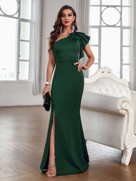 Vestido estilo sirena de un hombro con volantes y abertura en muslo
