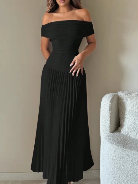 Vestido de falda plisada de hombros descubiertos