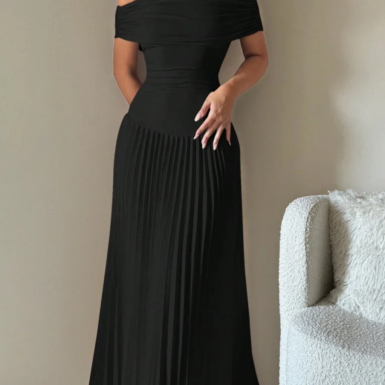 Vestido de falda plisada de hombros descubiertos
