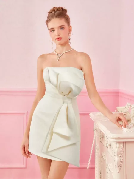 Vestido corto de saten strappless con lazo grande