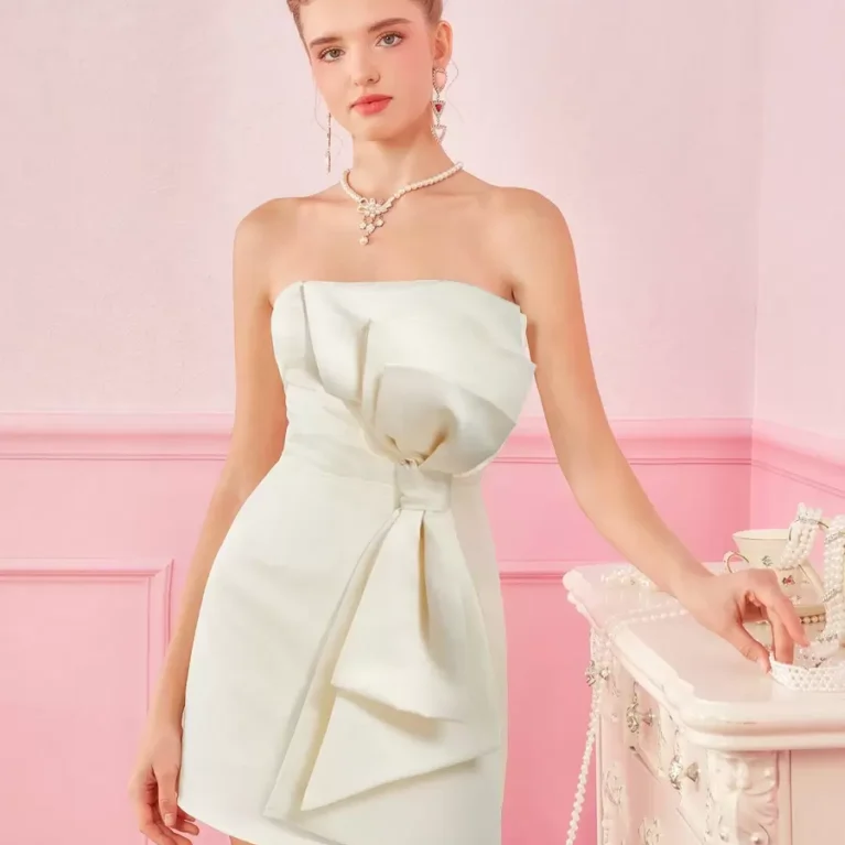 Vestido corto de saten strappless con lazo grande
