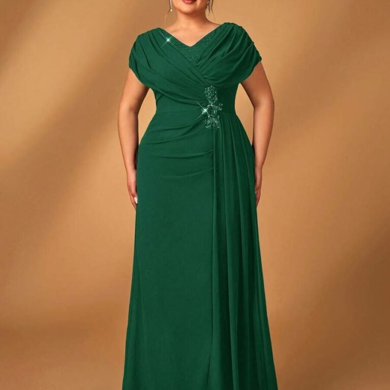 Vestido largo drapeado con apliques y brillo con volante al lado