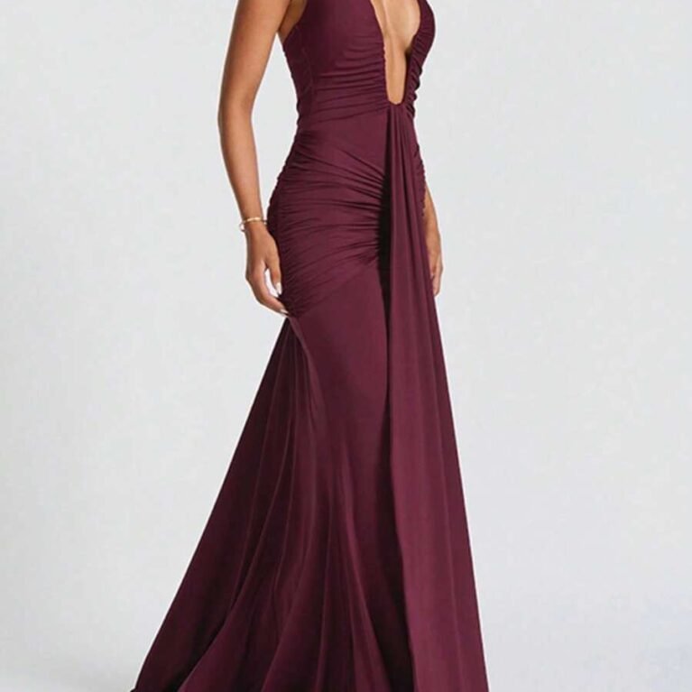 Vestido estilo sirena escote profundo con fruncido en cintura