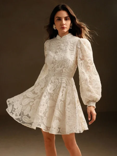 Vestido cuello alto con manga farol bordado floral