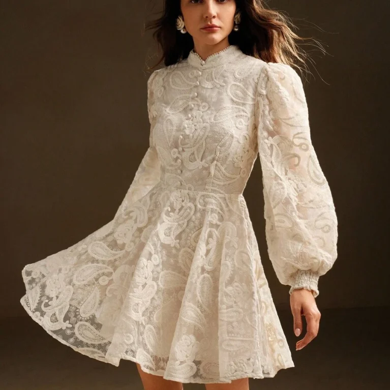 Vestido cuello alto con manga farol bordado floral