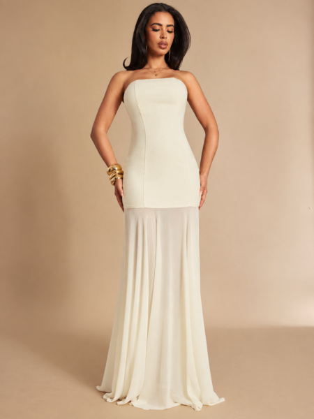 Vestido ajustado strappless con media falda de malla