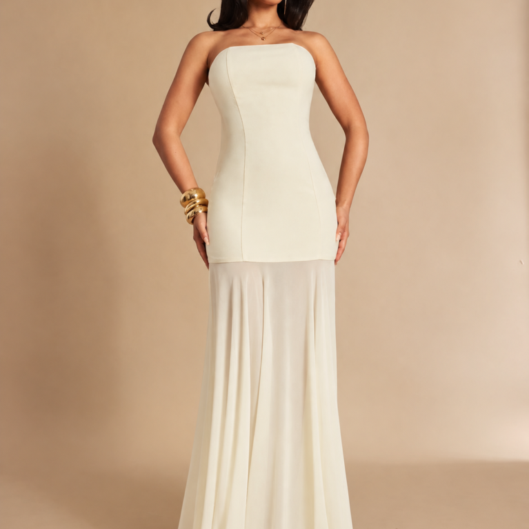 Vestido ajustado strappless con media falda de malla