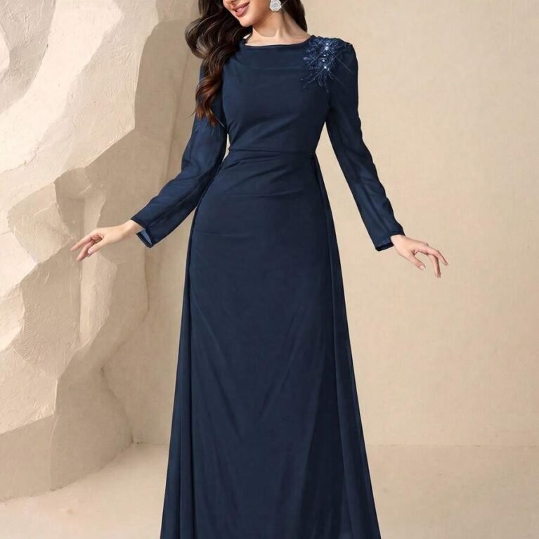 Vestido formal de manga larga con vuelos y aplique en hombro