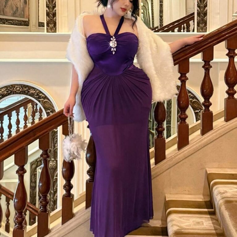 Vestido halter de satén con falda de malla y pedrería