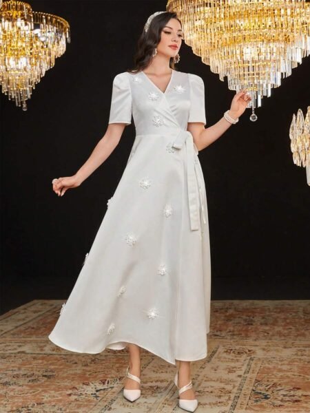 Vestido cruzado de satén manga corta con lazo y apliques florales