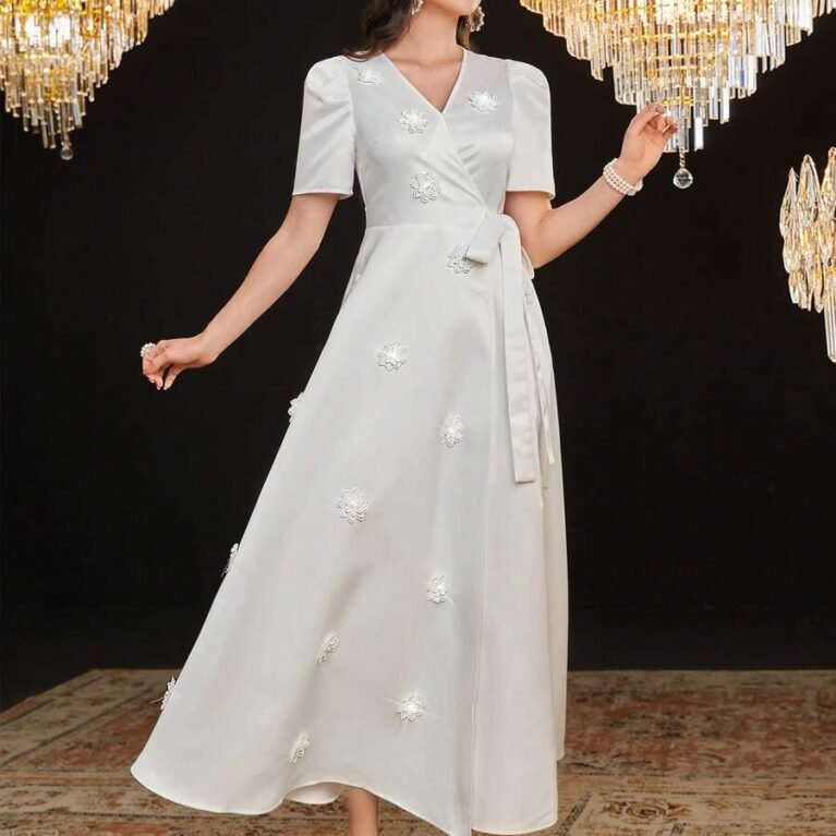 Vestido cruzado de satén manga corta con lazo y apliques florales