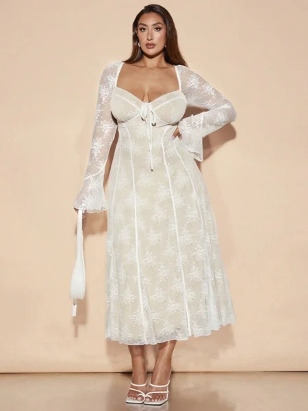 Vestido largo de encaje con manga larga y escote de corazón