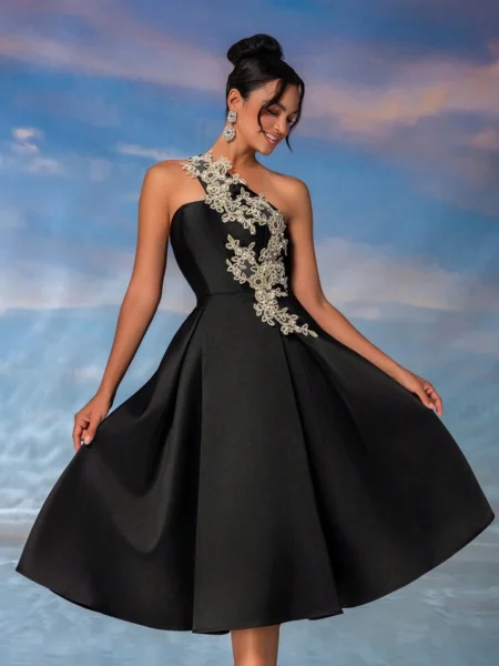 Vestido de satén asimétrico de coctel Linea A con apliques dorados