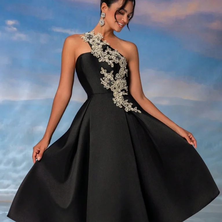 Vestido de satén asimétrico de coctel Linea A con apliques dorados
