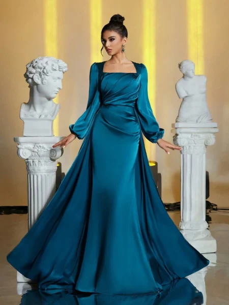 Vestido estilo sirena de satén con cuello cuadrado de manga larga