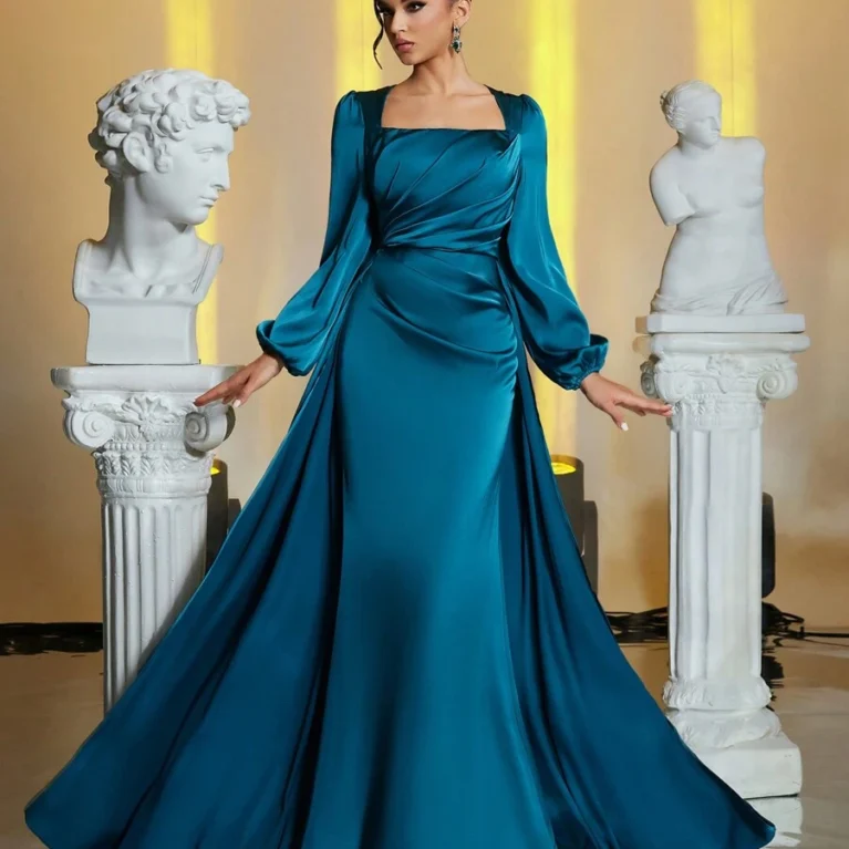 Vestido estilo sirena de satén con cuello cuadrado de manga larga