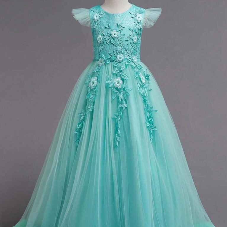 Vestido largo estilo princesa de tul con apliques y lazo en espalda