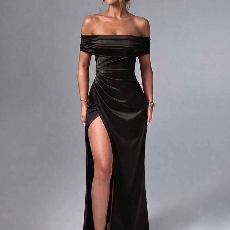 Vestido de satén con abertura en muslo hombros caídos fruncido