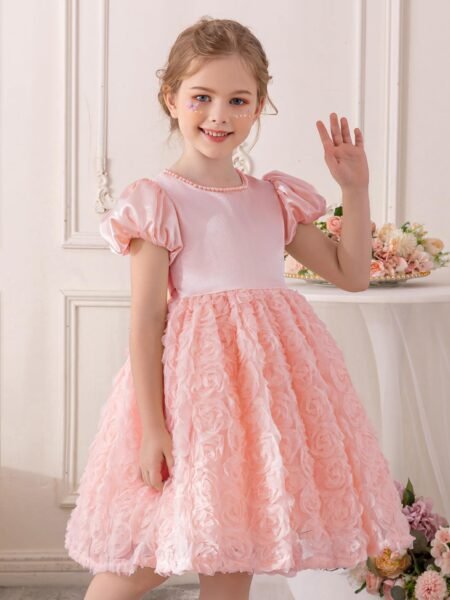 Vestido estilo princesa con falda floreada y manga bombacha