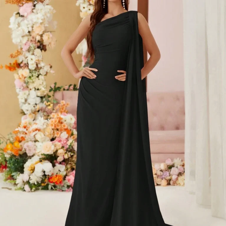 Vestido estilo sirena ajustado de un hombro con volante y cintura fruncida