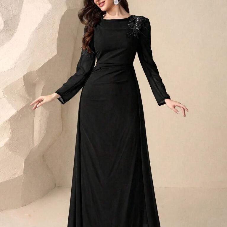 Vestido de manga larga con apliques y falda con volante