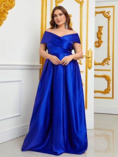 Vestido de satén hombros descubiertos Linea A escote de corazón