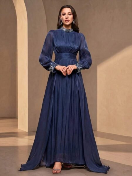 Vestido manga larga cuello alto con cuentas y falda amplia acampanada
