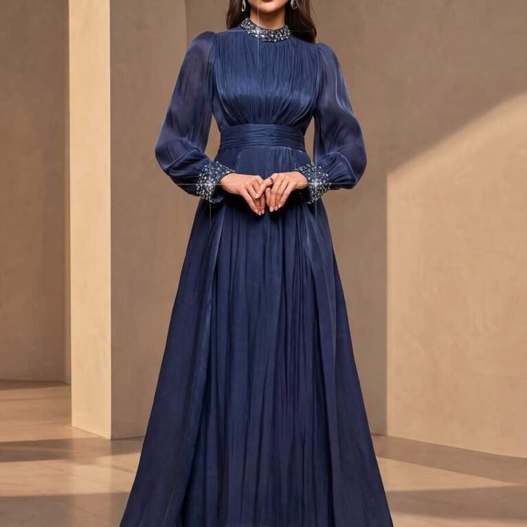 Vestido manga larga cuello alto con cuentas y falda amplia acampanada
