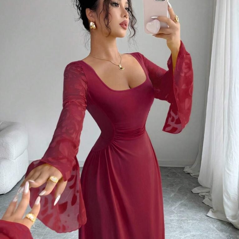 Vestido de manga larga con cuello cuadrado y cintura fruncida