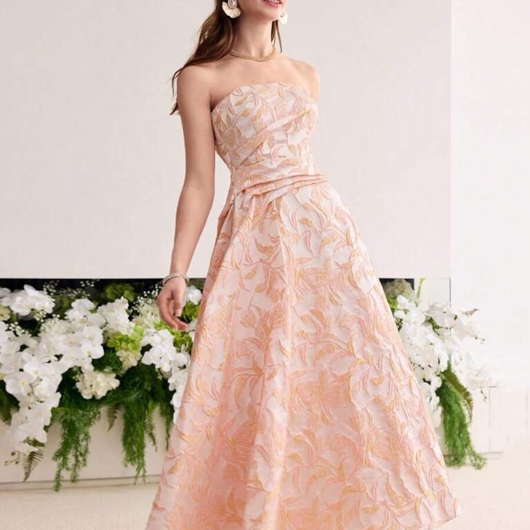 Vestido de coctel strapless linea A con bordado floral