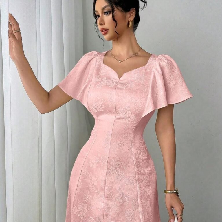Vestido elegante con mangas cortas con volantes y estampado floral