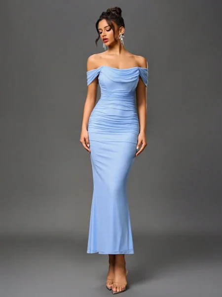 Vestido ajustado fruncido de hombros descubiertos y bajo de sirena