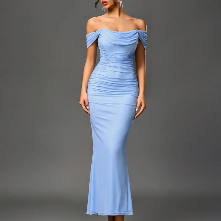 Vestido ajustado fruncido de hombros descubiertos y bajo de sirena