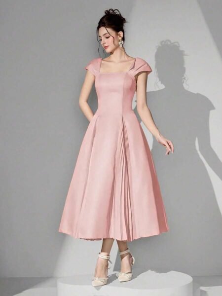 Vestido de coctel escote cuadrado manga raglán y plieges falda amplia