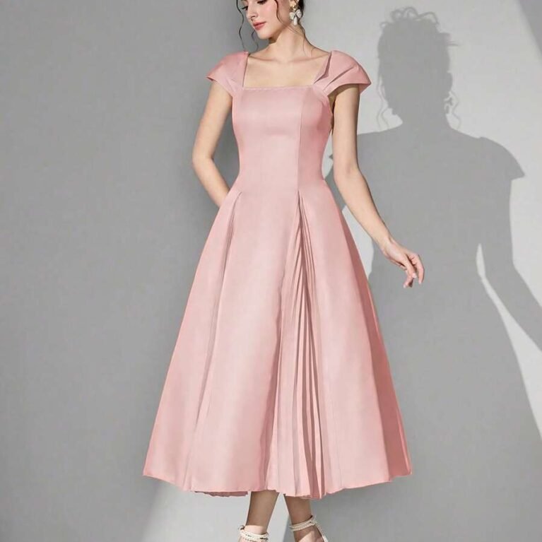Vestido de coctel escote cuadrado manga raglán y plieges falda amplia