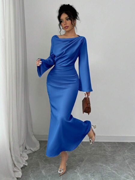 Vestido de satén estilo sirena de manga larga ancha con cuello asimetrico