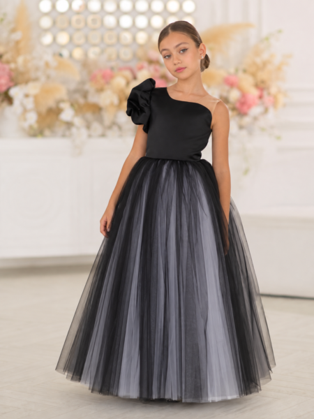 Vestido eslito princesa de falda amplia y hombros asimétricos