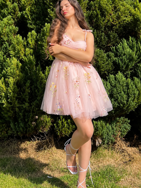 Vestido de tirantes con lazos, bordado floral y cierre de corsé