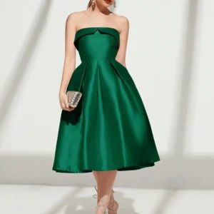 Vestido de coctel strappless linea A de falda amplia